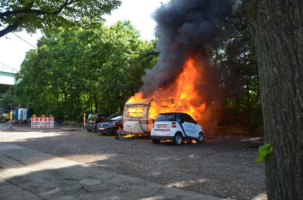 Wohnwagenbrand Koeln Rodenkirchen vor der Bruecke P059.JPG